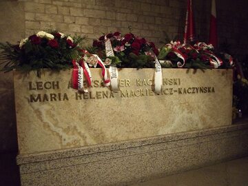 Sarkofag Lecha i Marii Kaczyńskich w krypcie na Wawelu
