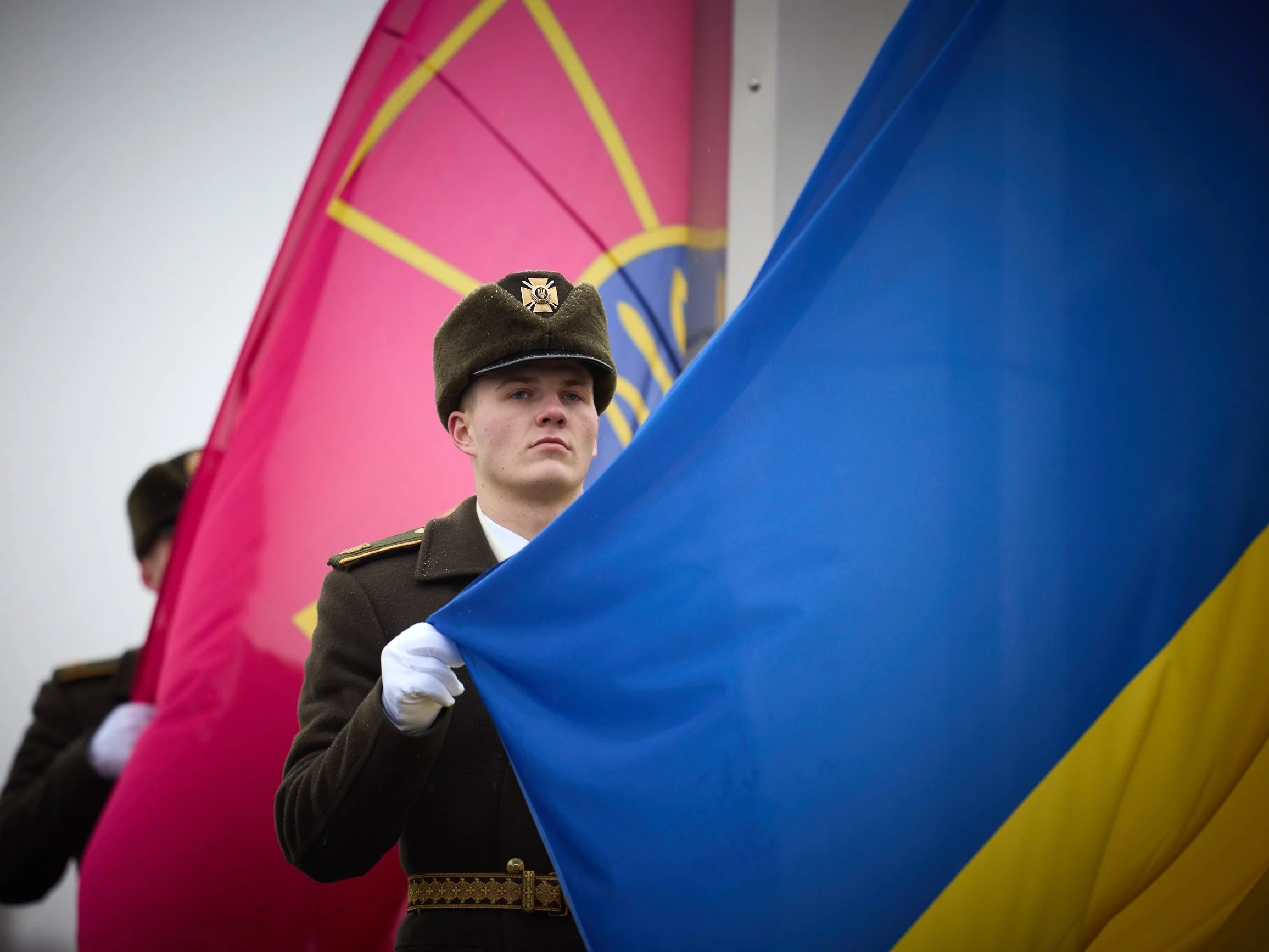 Żołnierz z flagą Ukrainy