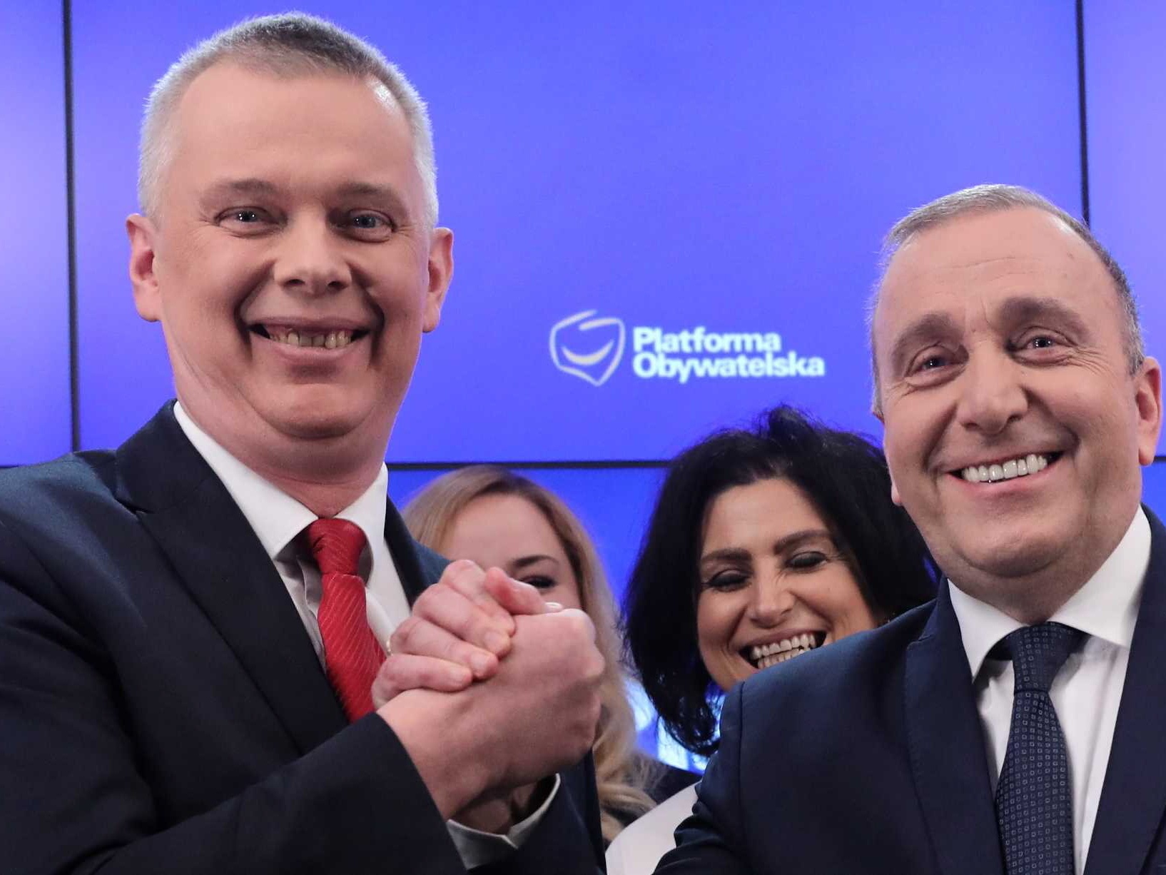 Przewodniczący Platformy Obywatelskiej Grzegorz Schetyna (L) oraz poseł KO-PO Tomasz Siemoniak (P).