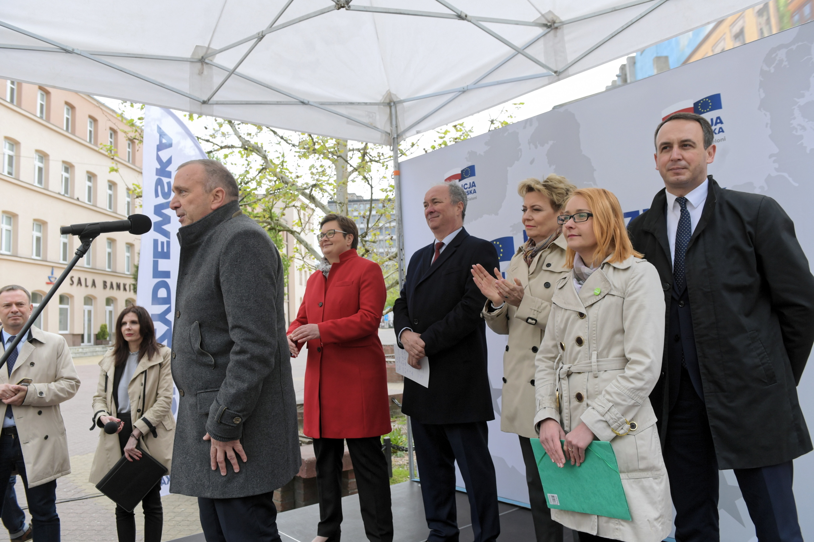 . Grzegorz Schetyna (L), Włodzimierz Czarzasty (3L), Katarzyna Lubnauer (2L), Małgorzata Tracz (2P) oraz prezydent Łodzi Hanna Zdanowska (3P) i Dariusz Klimczak (P) podczas konferencji Koalicji Europejskiej, 5 bm. w Łodzi.