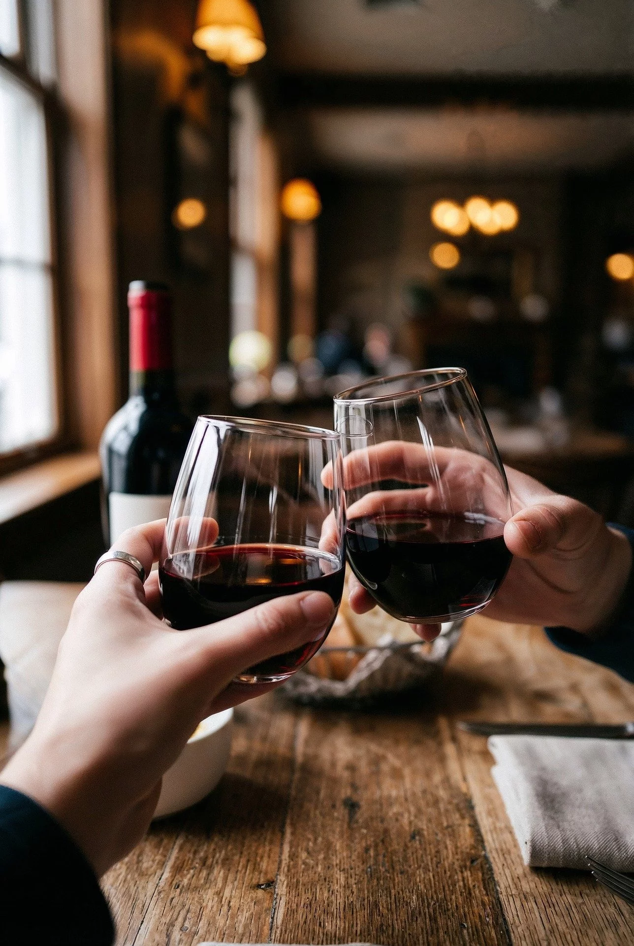 Wino, toast. Zdjęcie ilustracyjne