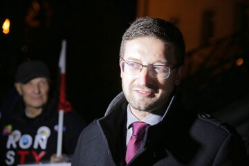 Sędzia Paweł Juszczyszyn po odebraniu 9 bm. przed siedzibą Sądu Rejonowego w Olsztynie.