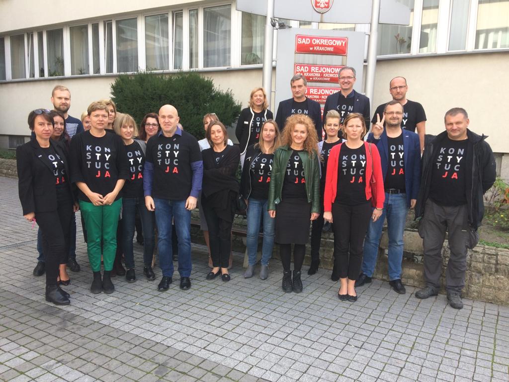 Sędziowie w koszulkach "Konstytucja"