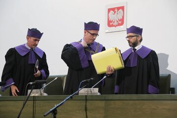 Sędziowie Sądu Najwyższego: Piotr Prusinowski (C), Bohdan Bieniek (L) oraz Dawid Miąsek (P)