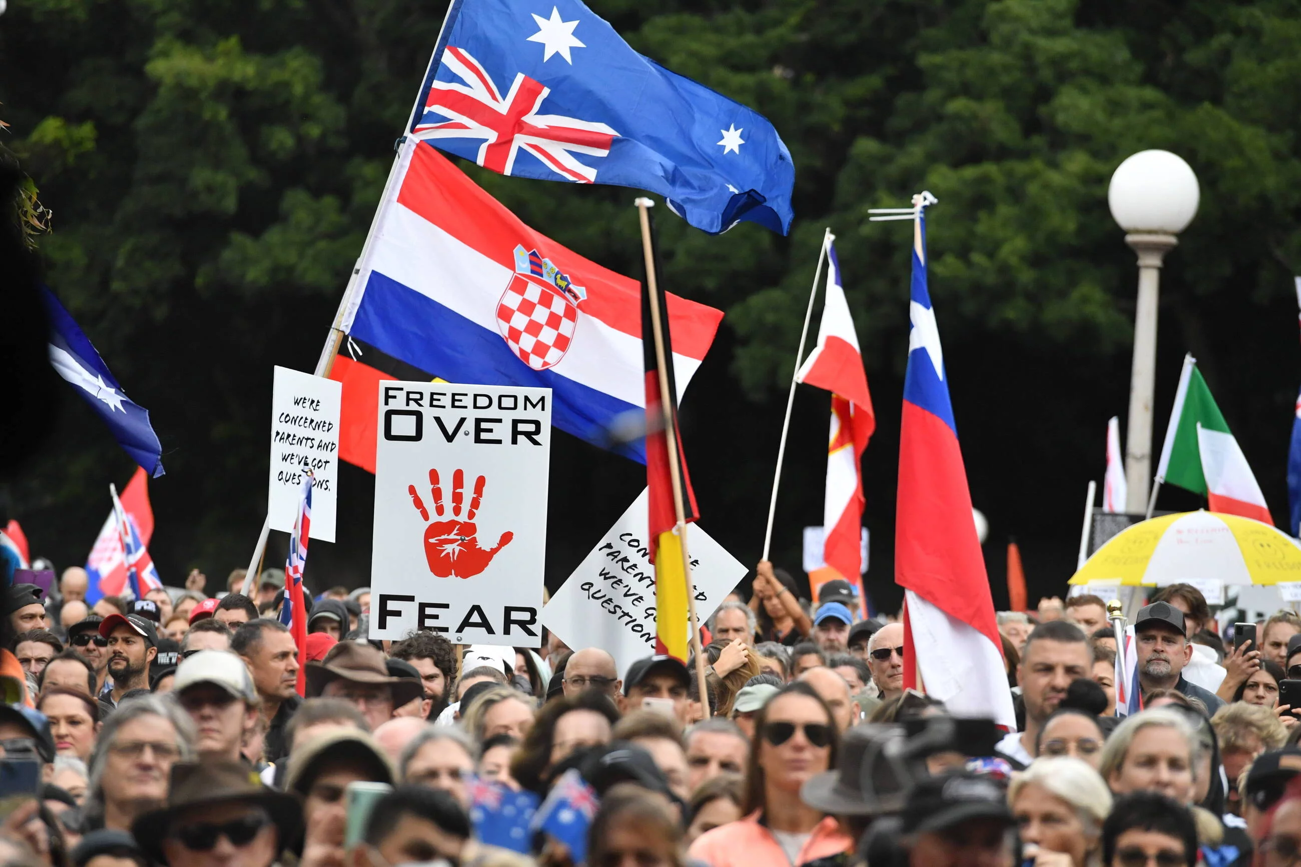 Protest przeciwko segregacji sanitarnej, lockdownowi i przymusowi szczepień. Sydney 27.11.2021 r.
