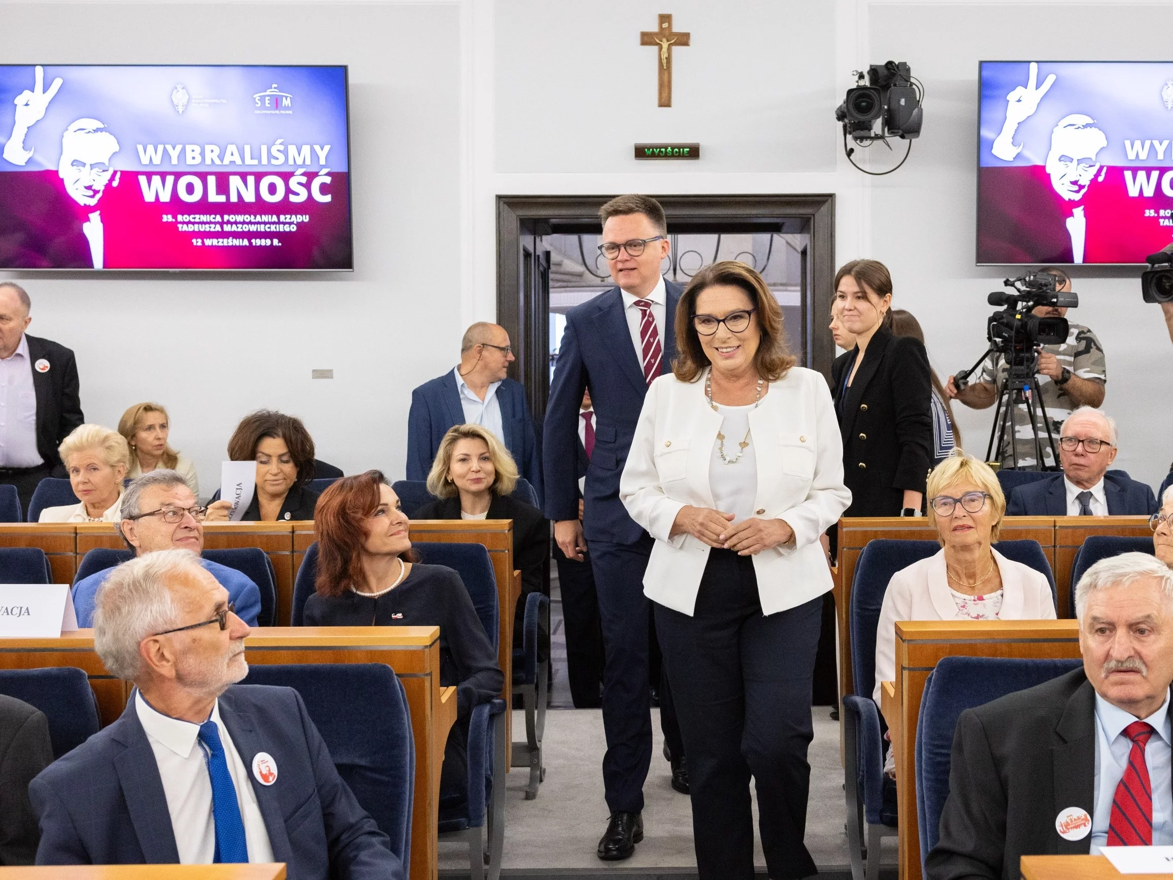 Marszałek Sejmu Szymon Hołownia i marszałek Senatu Małgorzata Kidawa-Błońska podczas uroczystości poświęconej 35. rocznicy powstania rządu Tadeusza Mazowieckiego