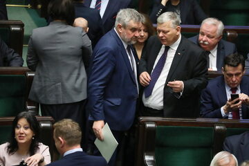 Sejm. Jan Krzysztof Ardanowski (C) oraz posłowie PiS Marek Suski (2P) i Marek Ast (P) na sali obrad.