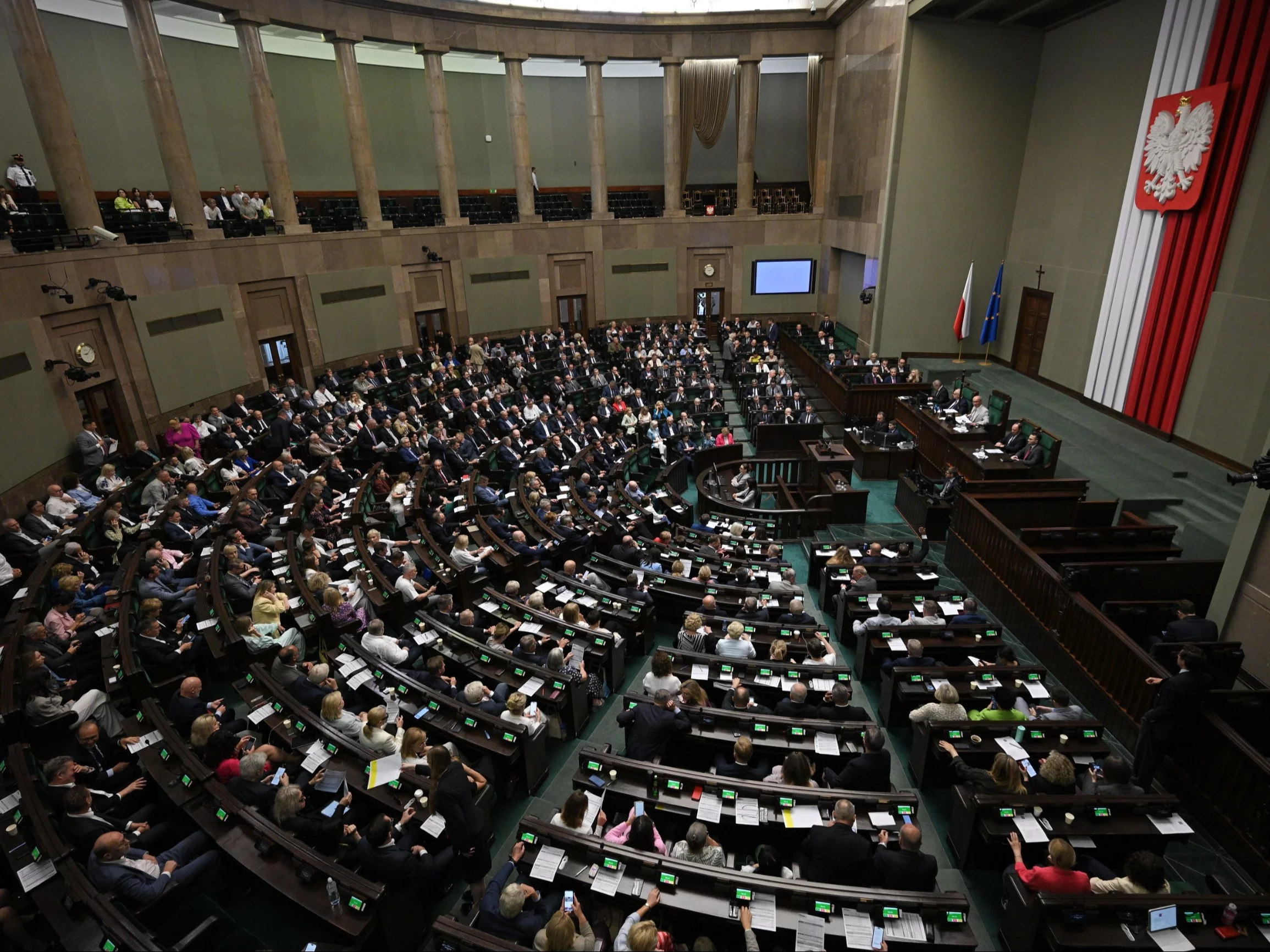 Posłowie na sali plenarnej Sejmu