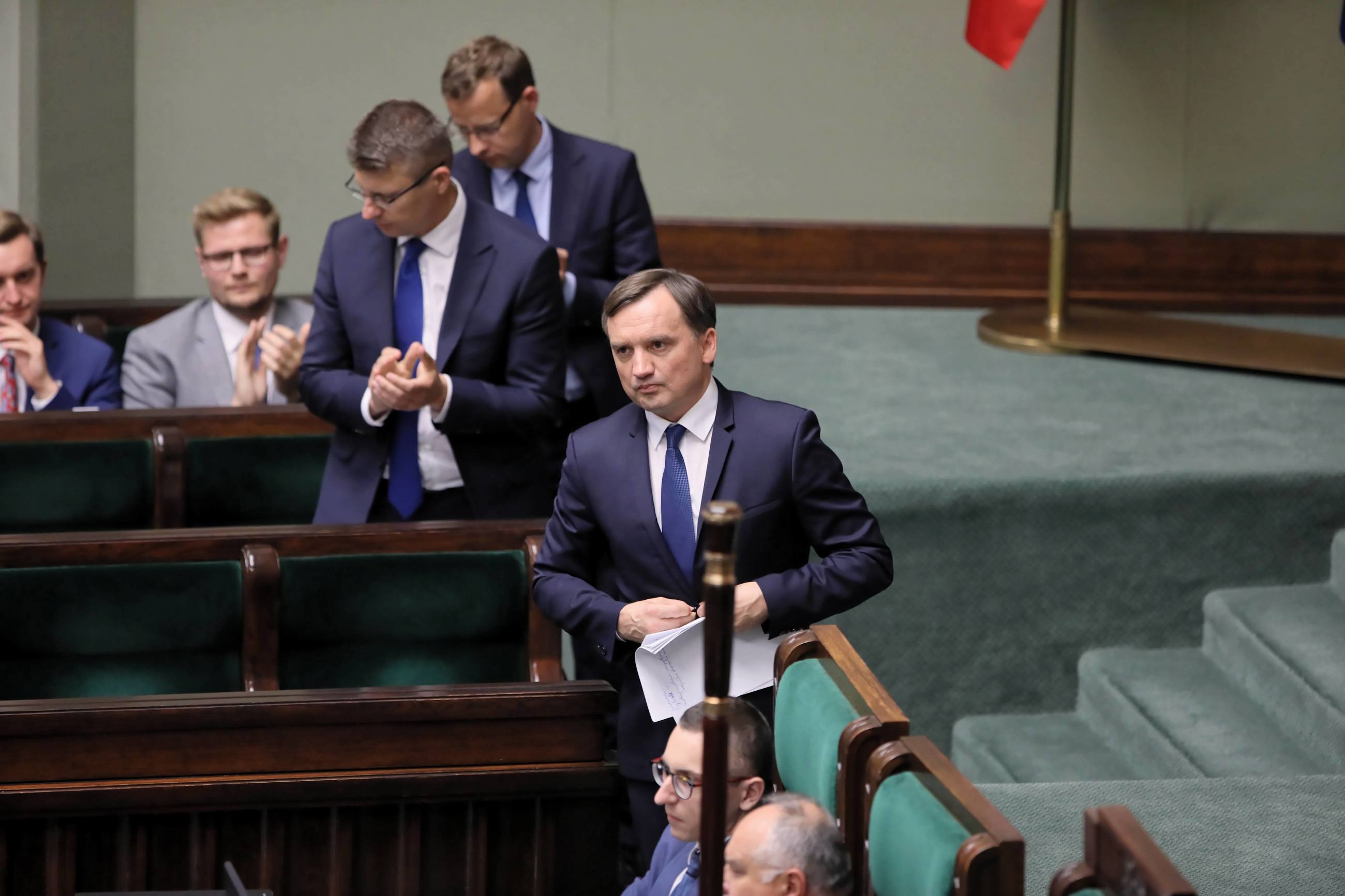 Minister sprawiedliwości Zbigniew Ziobro na sali posiedzeń w Sejmie