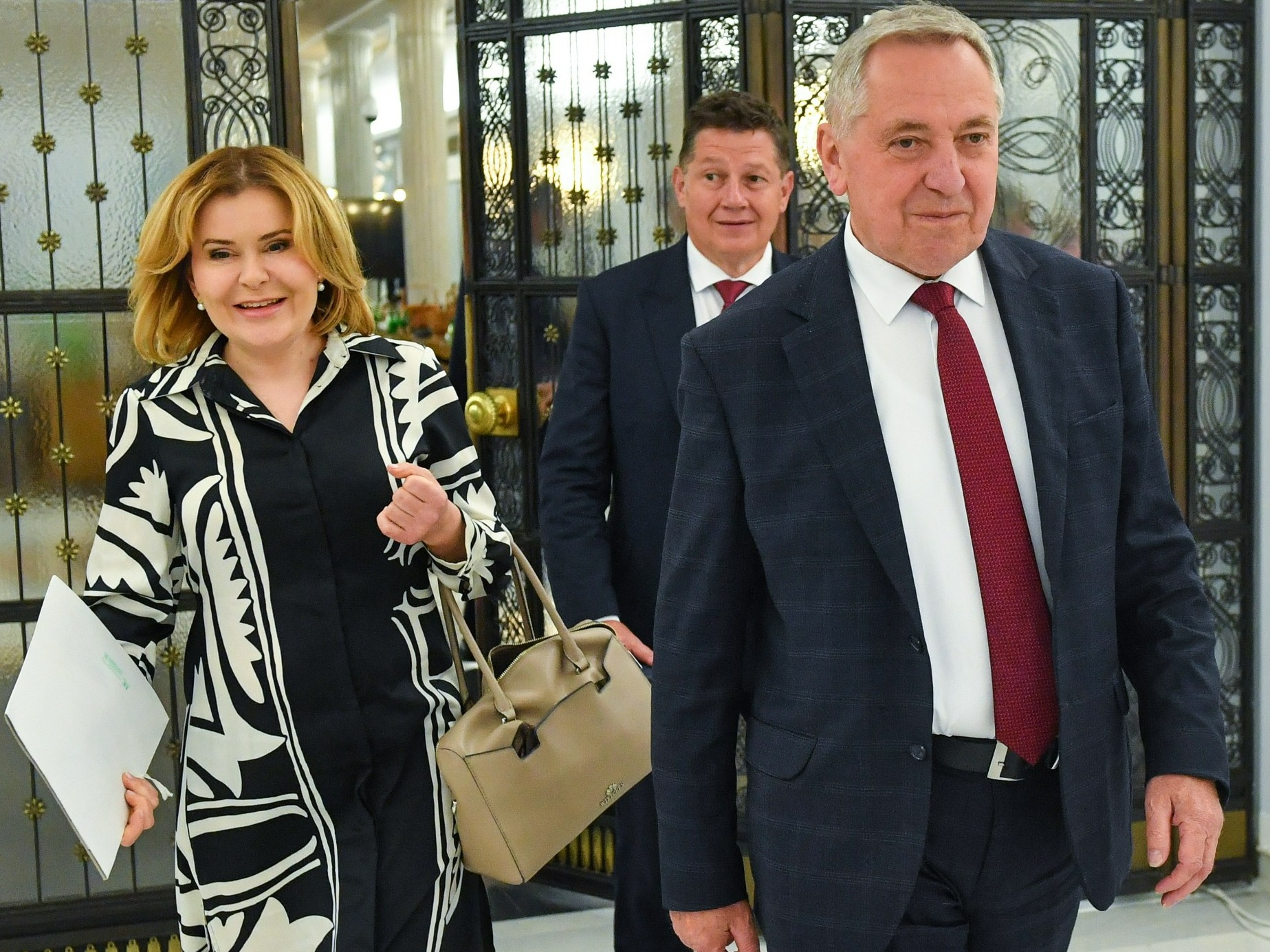 Sejm. Posłowie PiS wychodzą z posiedzenia klubu