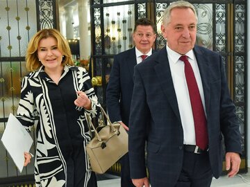 Sejm. Posłowie PiS wychodzą z posiedzenia klubu