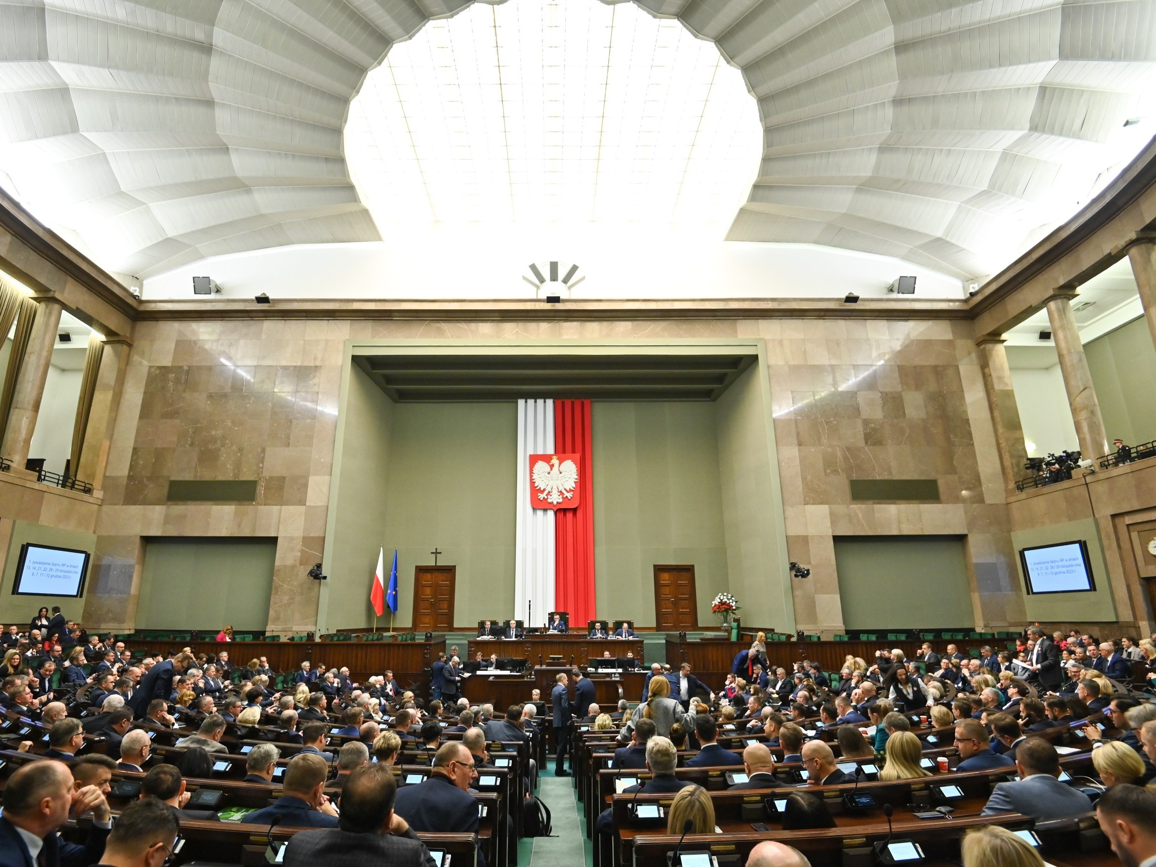 Posłowie na sali obrad Sejmu