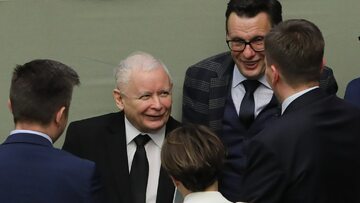 Sejm. Prezes PiS Jarosław Kaczyński otoczony posłami