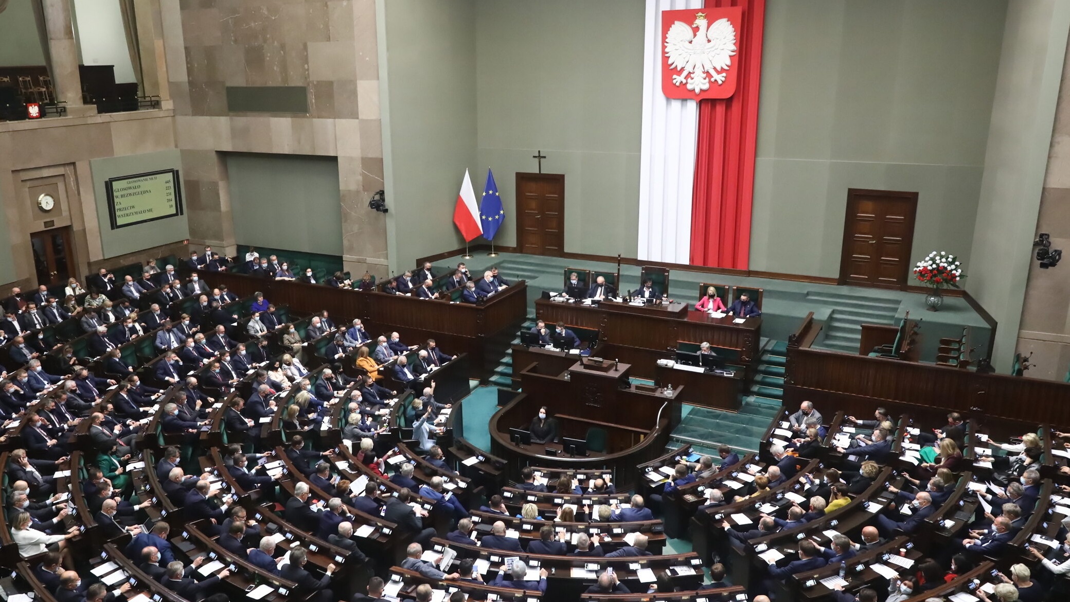 Posłowie podczas bloku głosowań na sali obrad Sejmu w Warszawie