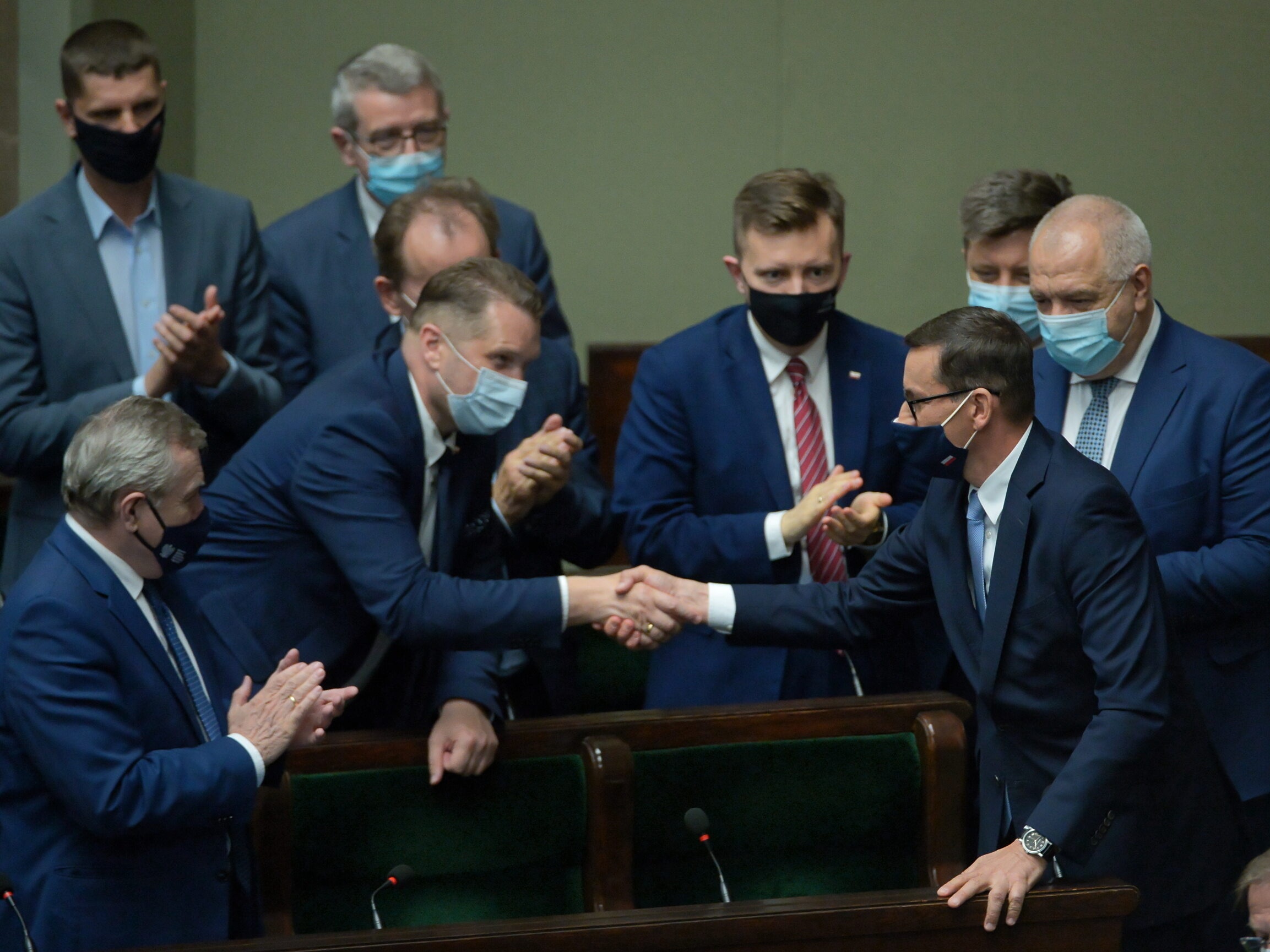 Premier Mateusz Morawiecki i minister Przemysław Czarnek w Sejmie