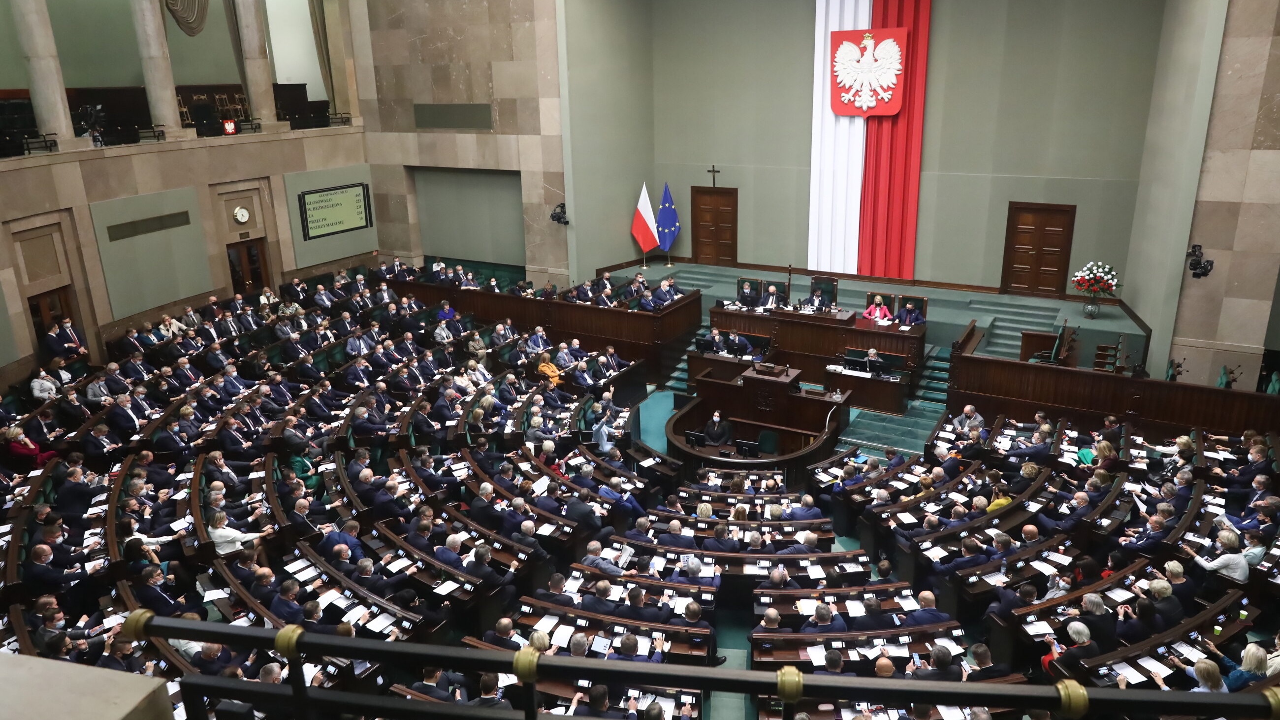 Posłowie podczas bloku głosowań na sali obrad Sejmu w Warszawie