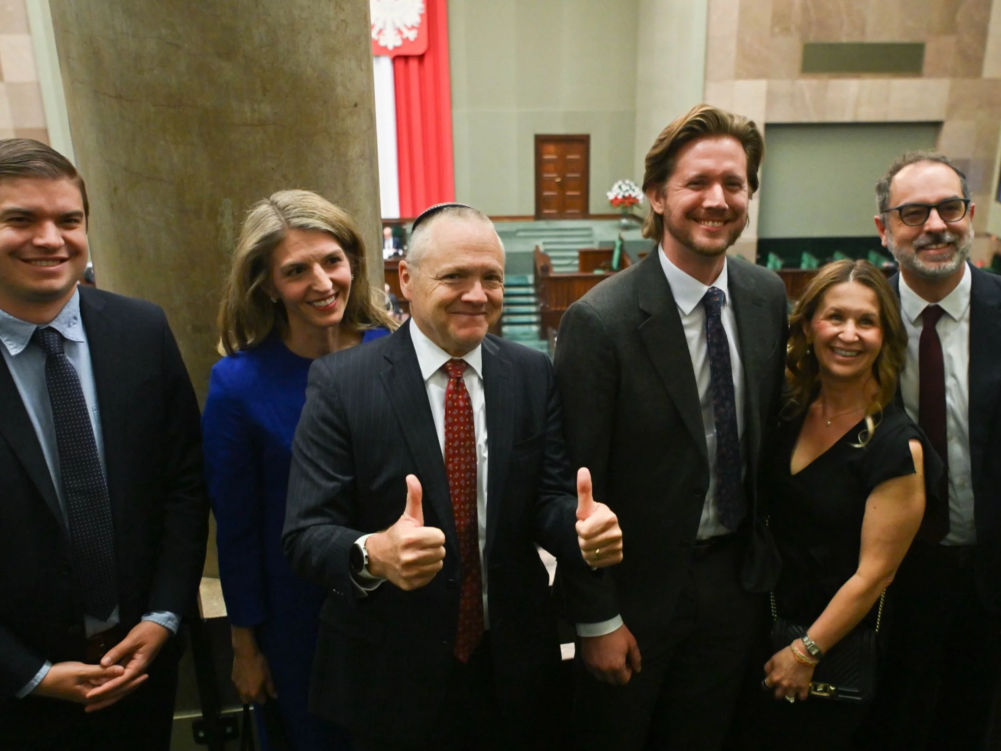 Ambasador USA w Polsce Tom Rose (w środku) i przedstawiciele ambasady amerykańskiej w Sejmie