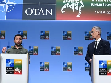 Sekretarz generalny NATO Jens Stoltenberg (P) i prezydent Ukrainy Wołodymyr Zełenski (L) podczas konferencji prasowej