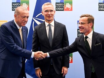 Sekretarz generalny NATO Jens Stoltenberg, prezydent Turcji Recep Tayyip Erdogan, premier Szwecji Ulf Kristersson