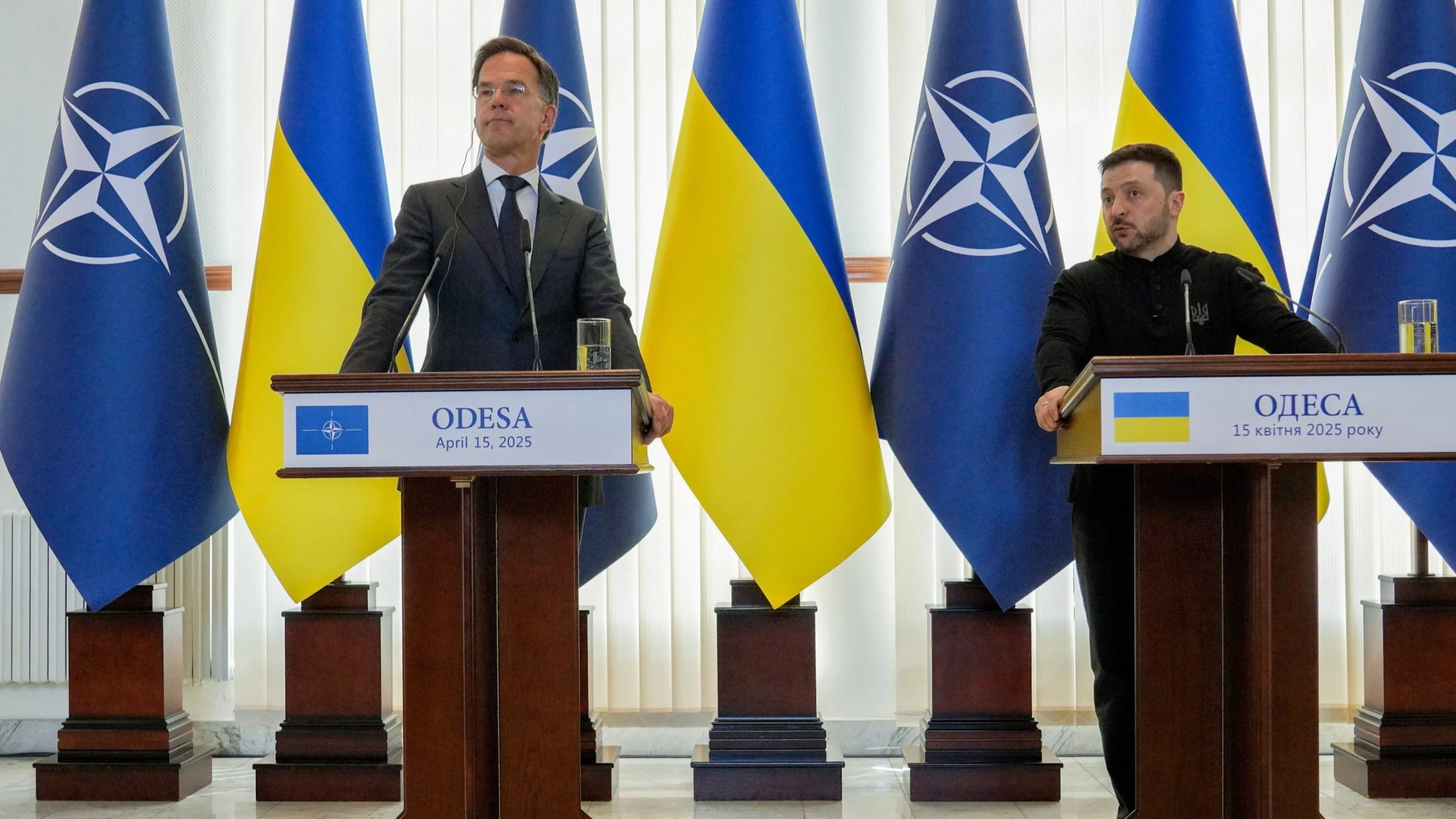 Odessa, Ukraina, 15.04.2025. Prezydent Ukrainy Wołodymyr Zełenski (P) i sekretarz generalny NATO Mark Rutte (L)