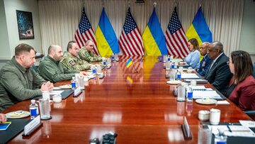Sekretarz obrony USA Lloyd Austin i szef MON ukrainy Rustem Umerow z delegacjami