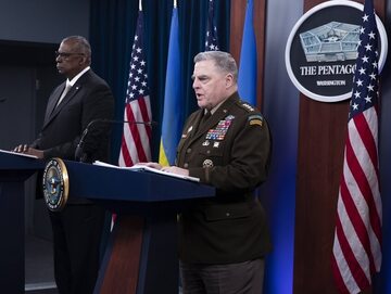 Sekretarz obrony USA Lloyd Austin (L) i przewodniczący Połączonych Szefów Sztabów USA Mark Milley