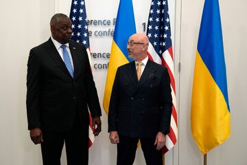 Sekretarz obrony USA Lloyd J. Austin i minister obrony Ukrainy Ołeksij Reznikow