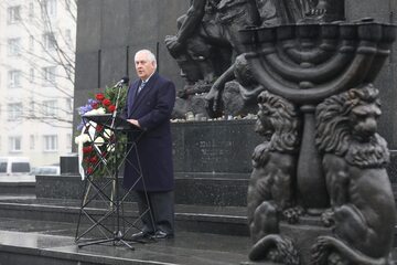 Sekretarz stanu Stanów Zjednoczonych Rex Tillerson przemawia, po tym jak złożył wieniec przy pomniku Bohaterów Getta w Warszawie, w ramach obchodów Międzynarodowego Dnia Pamięci o Ofiarach Holokaustu