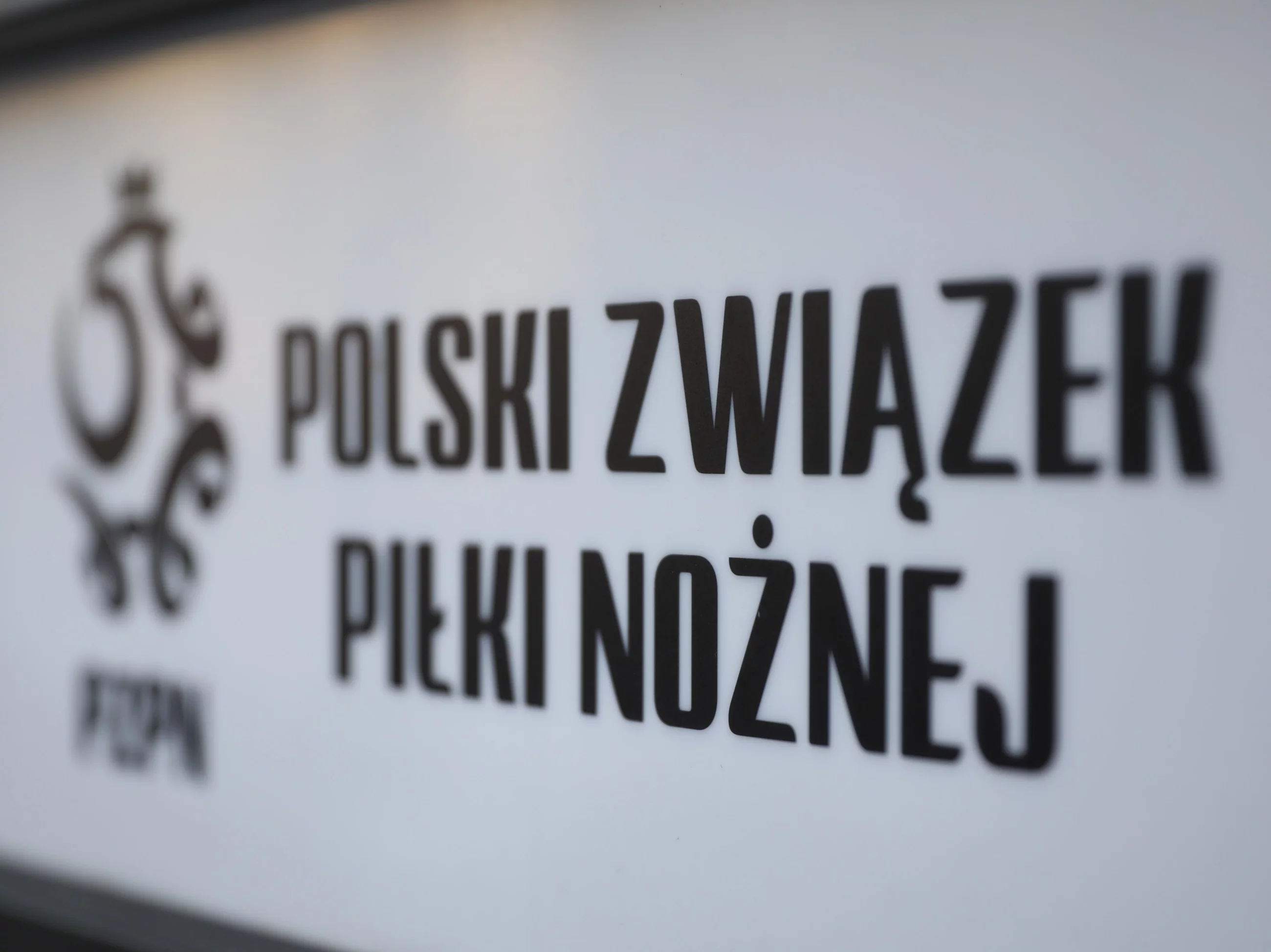 Logo Polskiego Związku Piłki Nożnej (PZPN), zdjęcie ilustracyjne