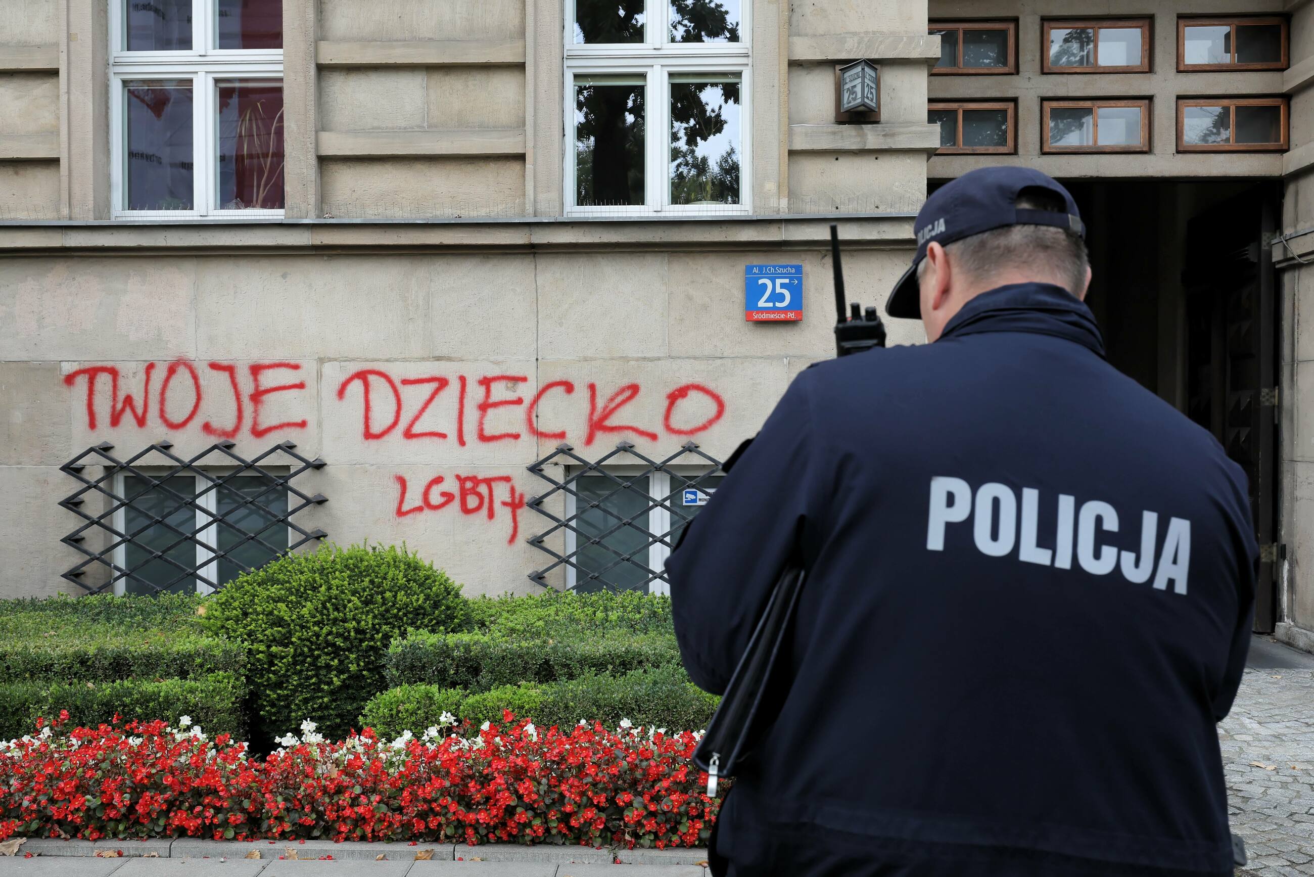 Napis na elewacji budynku Ministerstwa Edukacji Narodowej w Warszawie, "twoje dziecko LGBT"