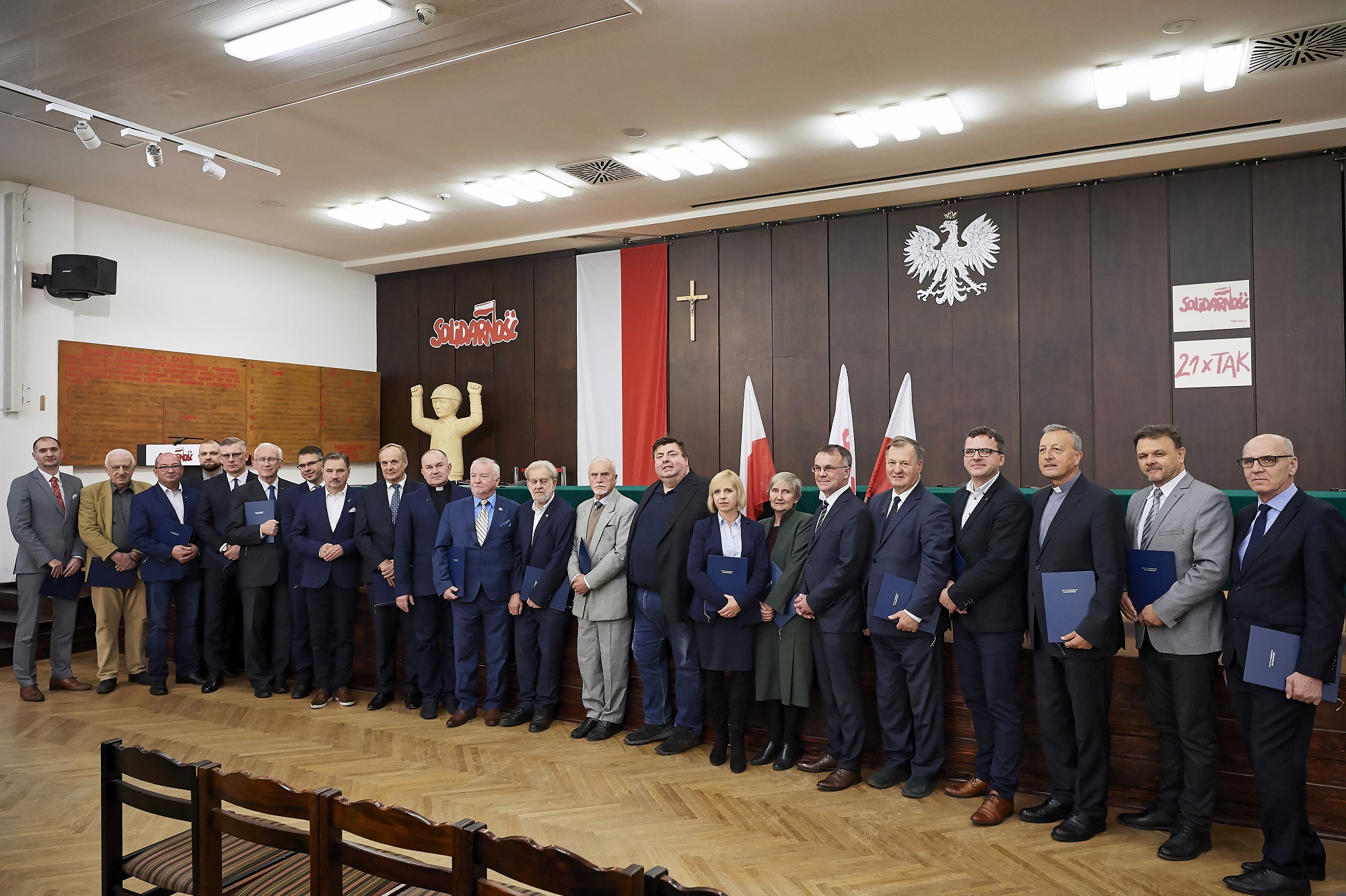 Nowo powołani członkowie Rady Instytutu Dziedzictwa Solidarności w towarzystwie przewodniczącego NSZZ "Solidarność" Piotra Dudy i wiceministra kultury i dziedzictwa narodowego Jarosława Sellina