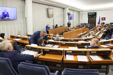 Senatorowie na sali obrad Senatu w Warszawie