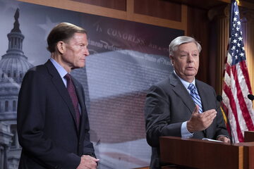 Senatorowie USA. Od lewej: Richard Blumenthal (Partia Demokratyczna) i Lindsey Graham (Partia Republikańska)