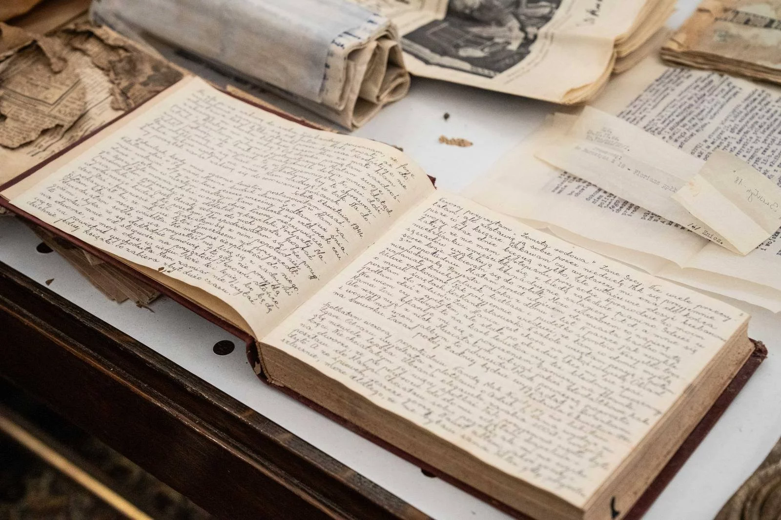 Dokumenty, zdjęcia i dziennik z czasów okupacji niemieckiej znalezione podczas remontu kamienicy w Warszawie w listopadzie 2025