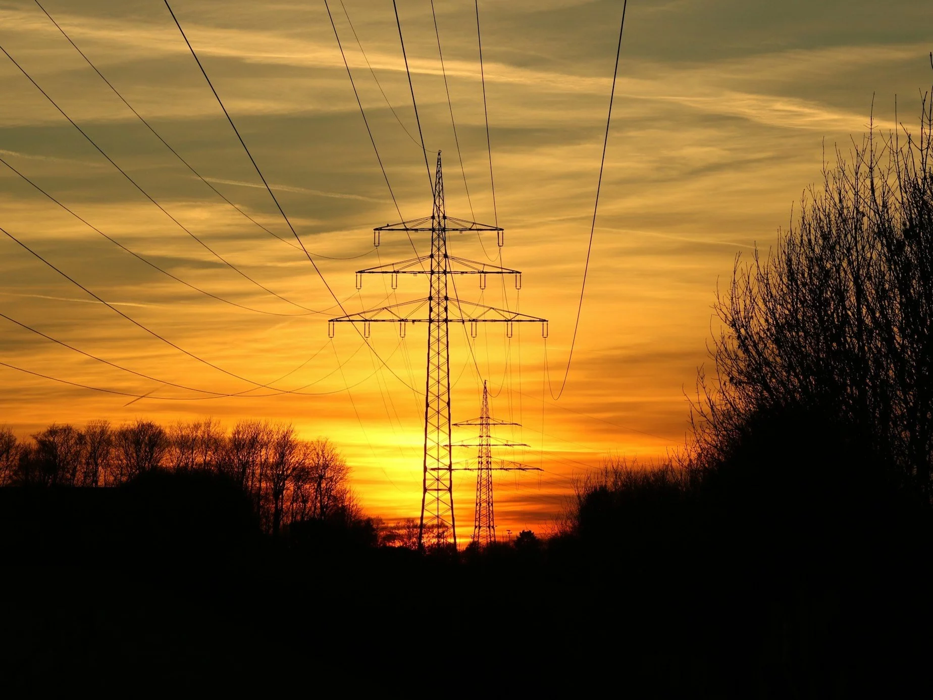 Altos precios de la electricidad. Los cargos por capacidad se devolverán a sus facturas.