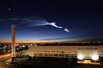 Siedziba firmy SpaceX. Na niebie widoczne są pióropusze z lotu rakiety Falcon 9