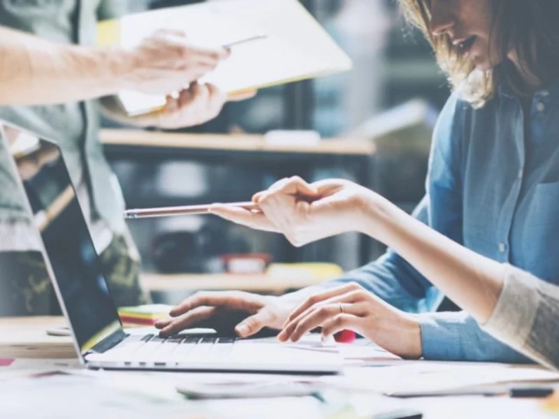 Cyfryzacja w miejscu pracy, zdjęcie ilustracyjne