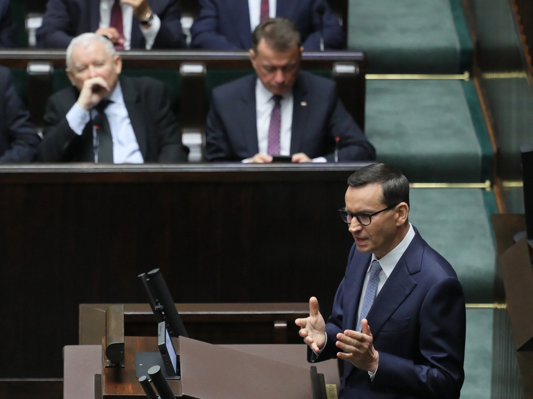 Premier Mateusz Morawiecki przemawia na sali sejmowej w Warszawie podczas posiedzenia inaugurującego X kadencję Sejmu