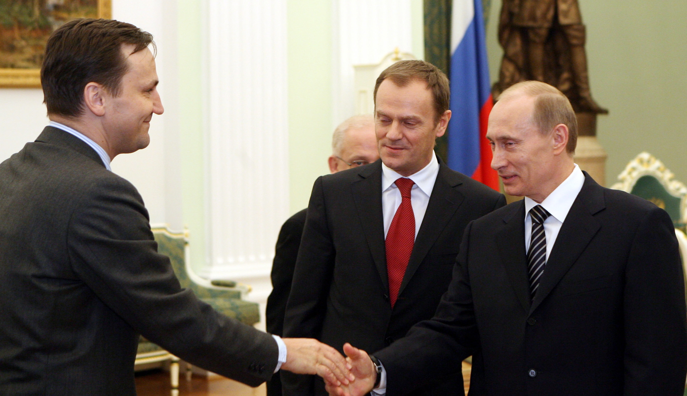 08.02.2008. Premier RP Donald Tusk (C), prezydent Rosji Władimir Putin (P) i minister spraw zagranicznych Polski Radosław Sikorski (L) podczas spotkania w Moskwie.