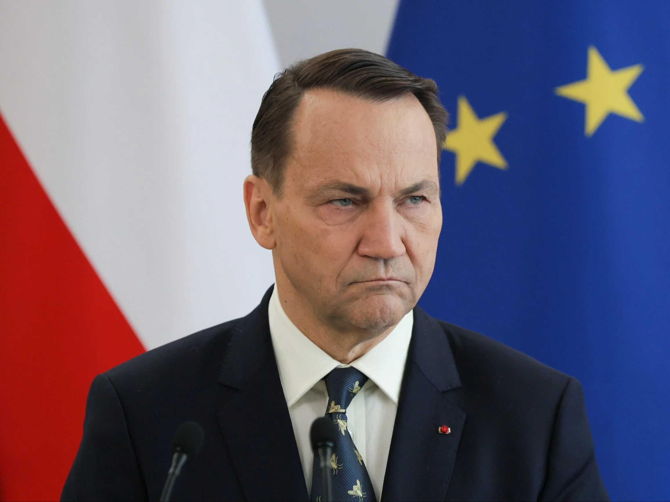 "Im więcej mówią o patriotyzmie, tym więcej kradną". Sikorski uderza w PiS