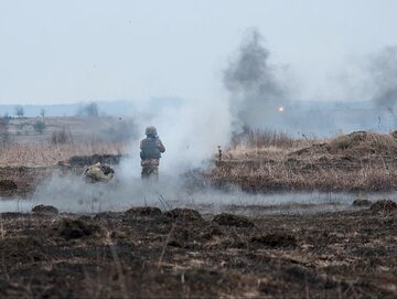 Siły Zbrojne Ukrainy. Żołnierz z 1. batalionu 28. Brygady Piechoty Zmechanizowanej strzela z RPG podczas ćwiczeń w Jaworowie