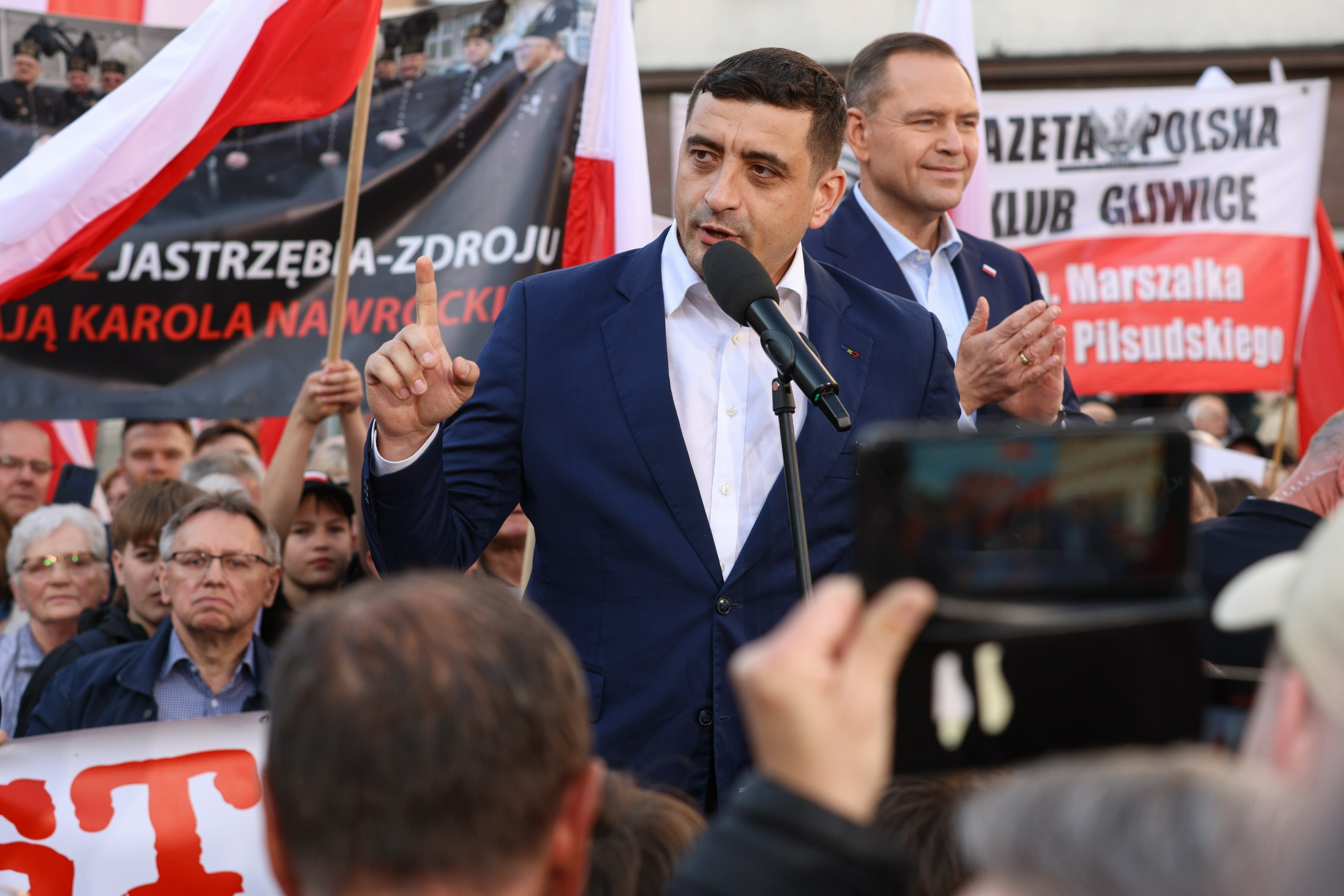 "Najpotężniejszy człowiek na świecie go wspiera". Simion na wiecu Nawrockiego