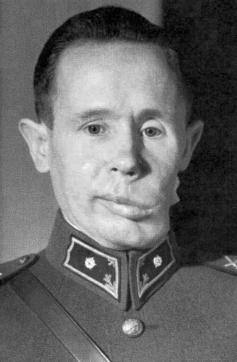 Simo Häyhä, fiński strzelec wyborowy. W marcu 1940 roku został postrzelony w szczękę. Do końca życia miał już zniekształconą twarz