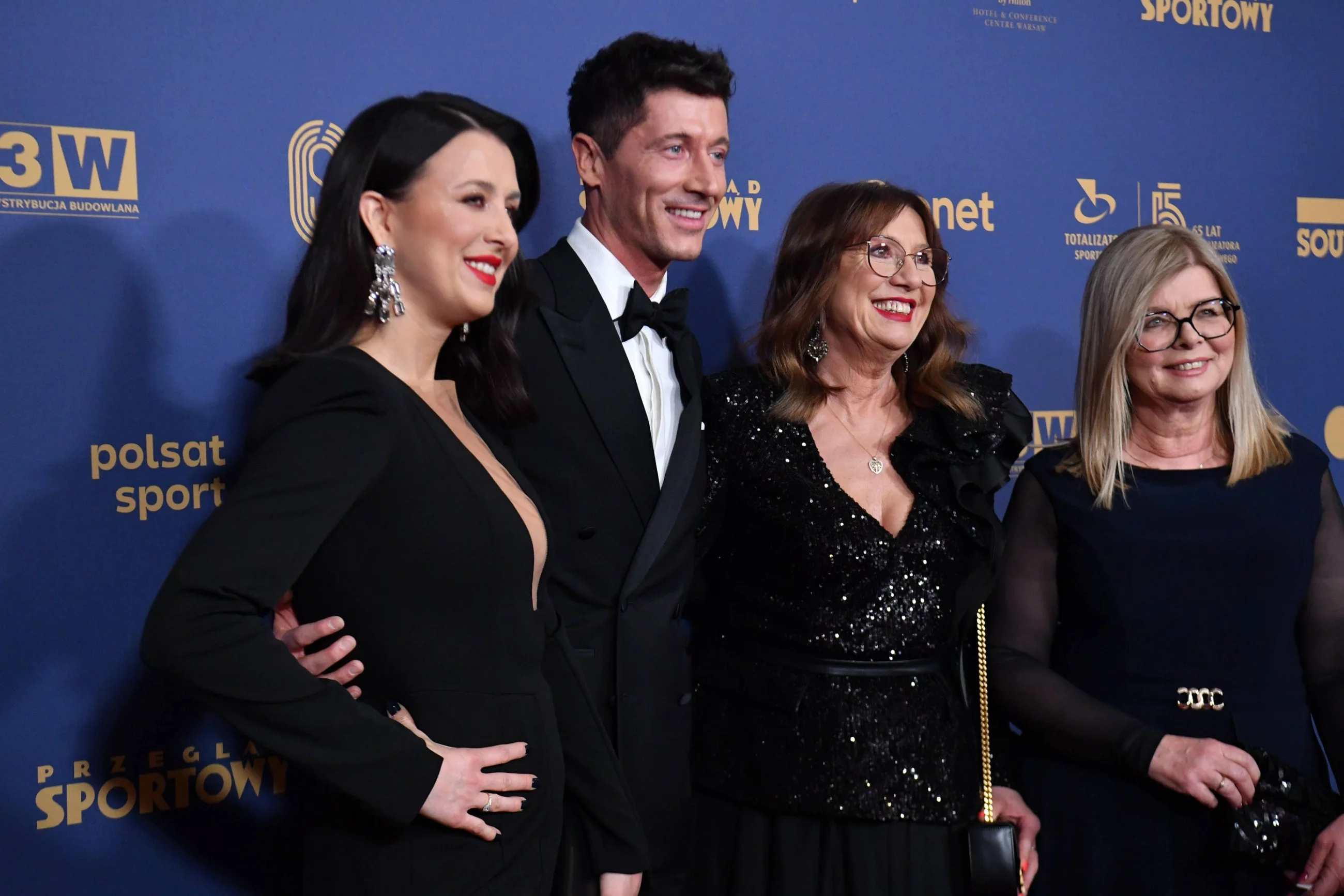 Robert Lewandowski z siostrą, mamą i teściową