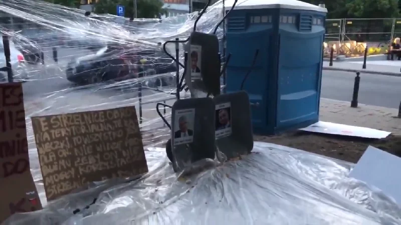 Zachęcali niepełnosprawnego do rzucania jajkami w portrety polityków PiS