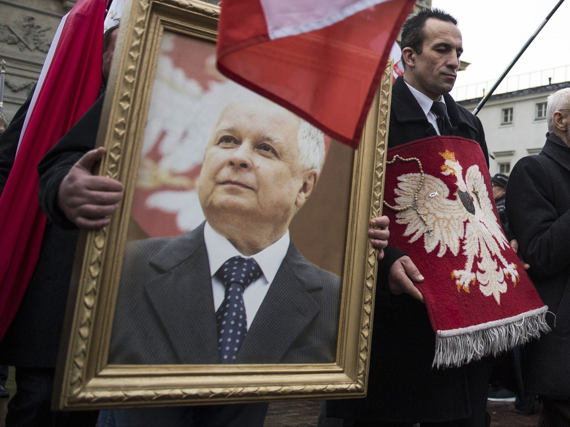 Portret prezydenta Lecha Kaczyńskiego niesiony przez uczestników obchodów 6. rocznicy katastrofy smoleńskiej