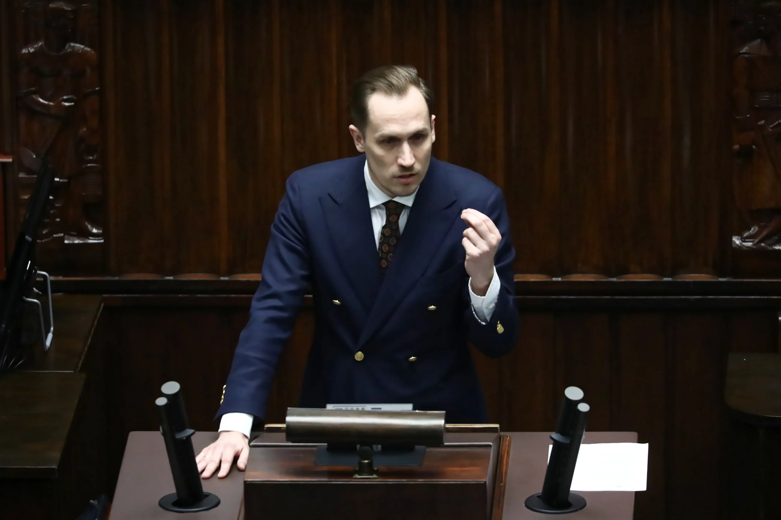 Poseł Konfederacji Konrad Berkowicz w Sejmie.