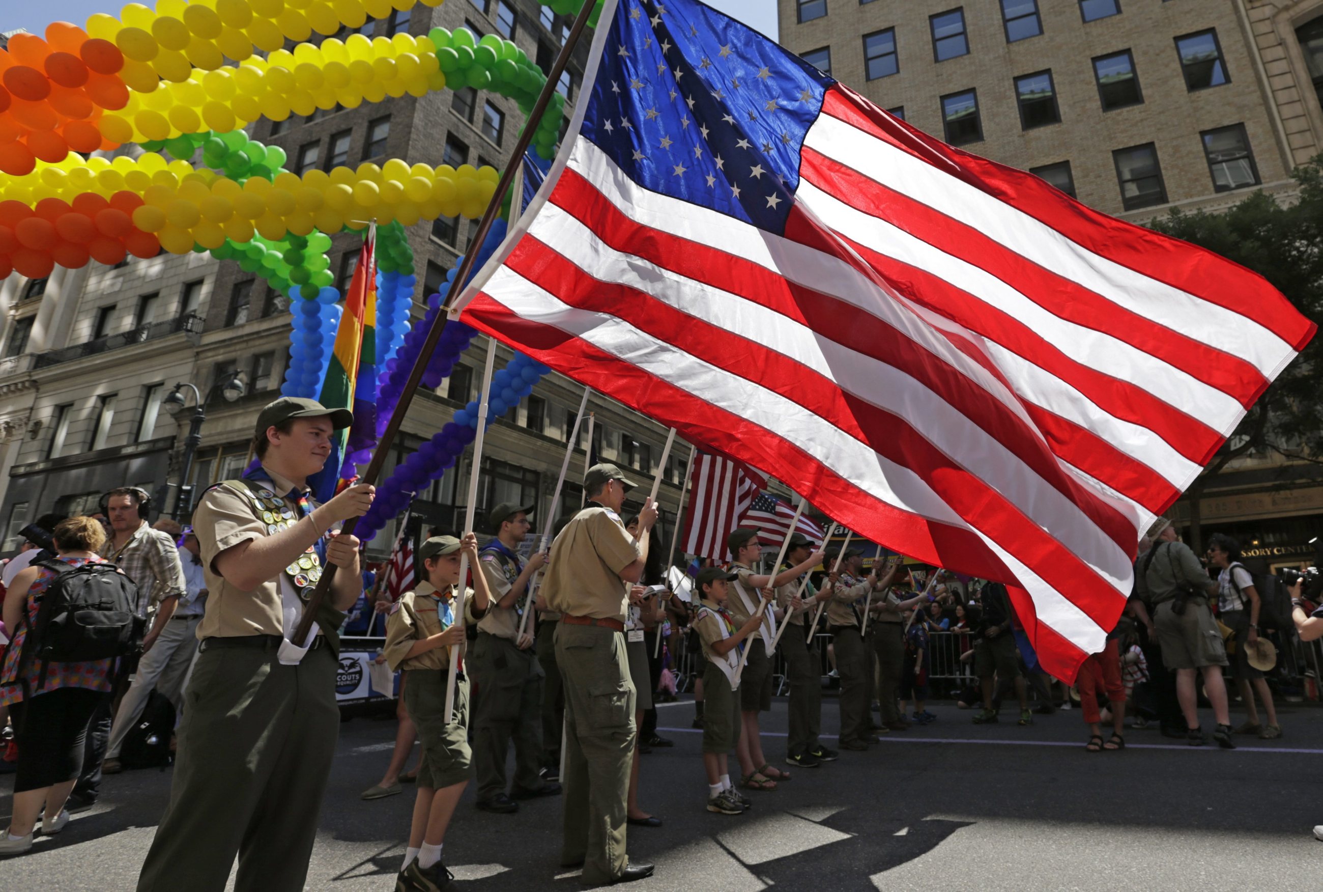 Przedstawiciele organizacji skautów na Paradzie Równości w Nowym Jorku