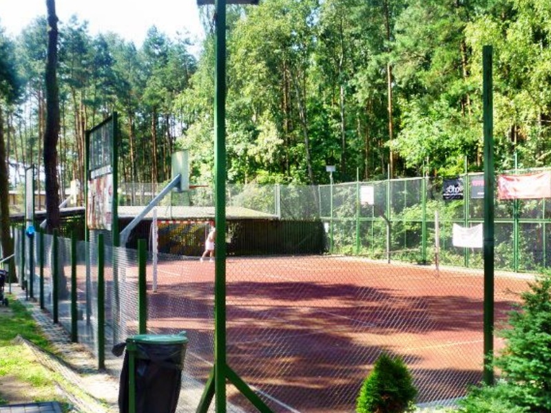 Tartanowy kort tenisowy oraz boisko do koszykówki lub piłki ręcznej, zdjęcie ilustracyjne