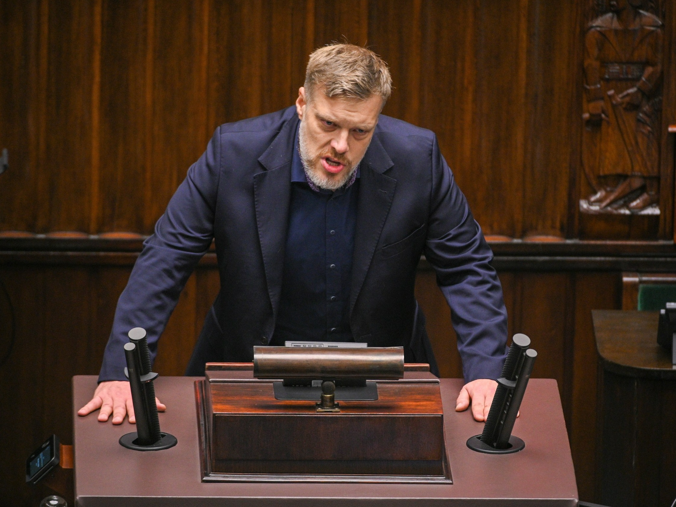 Poseł Lewicy Adrian Zandberg na sali plenarnej Sejmu